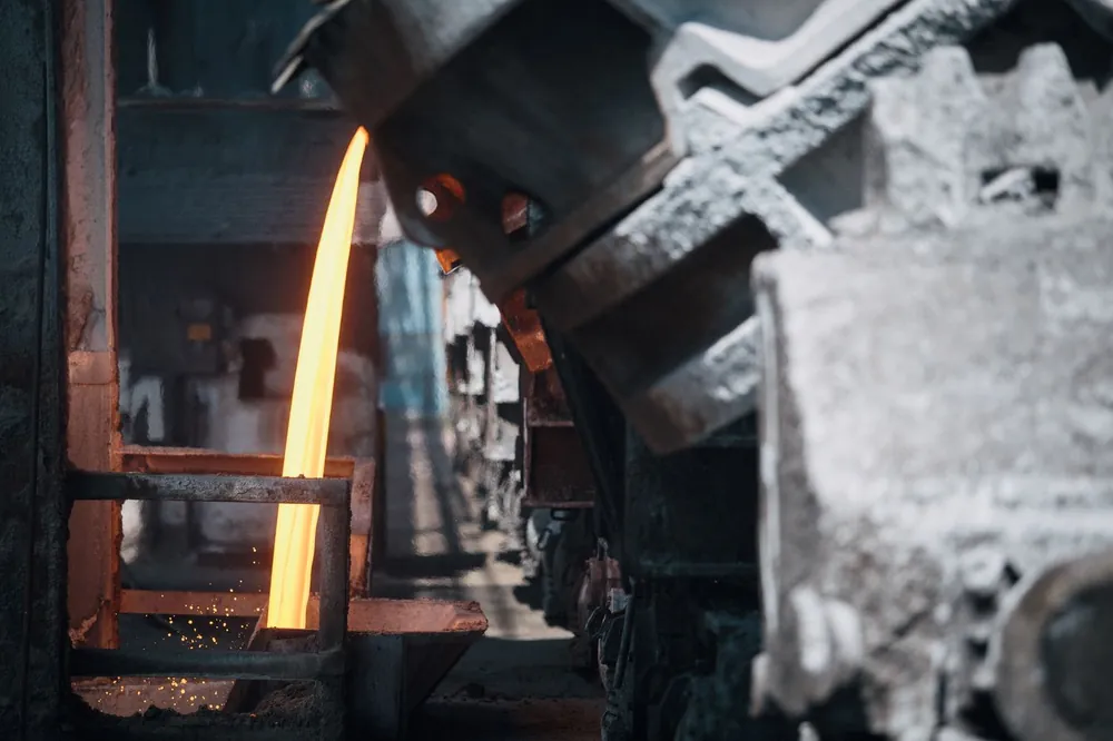 Steel mill with molten metal vats
